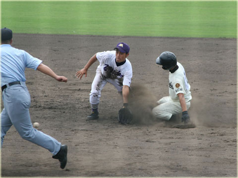 残念ながらクロスプレーにならなった。守備 愛工大名電 堂上君