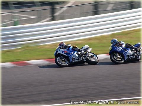 バイクを流し撮り(2)