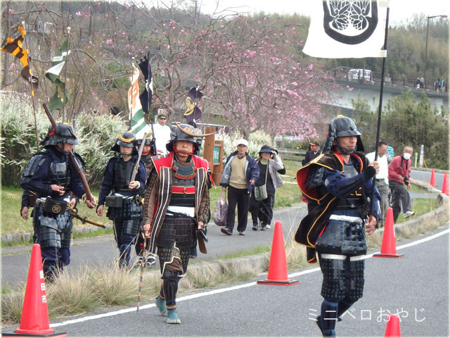 甲冑を着た人たち