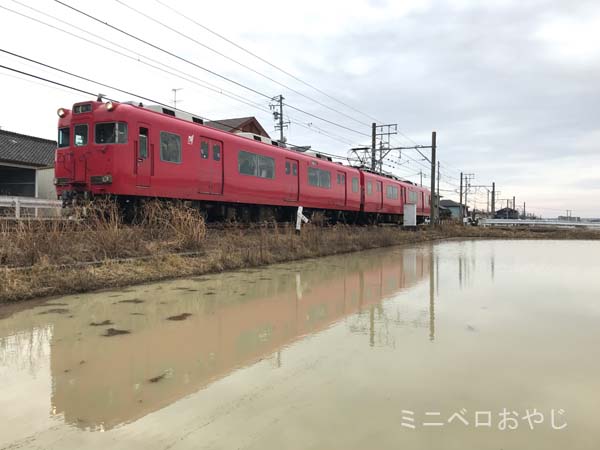 田んぼと赤い列車